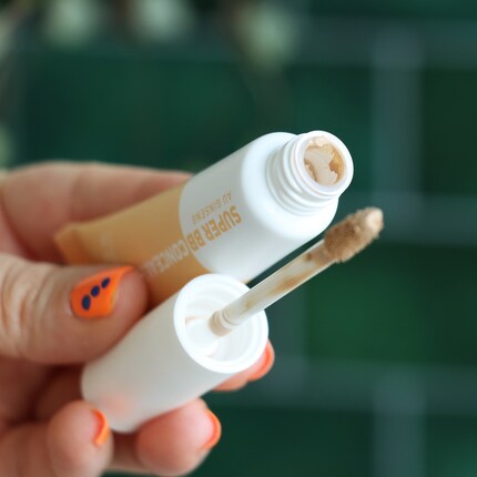 L’anticerne coréen est contenu dans un tube doté d’un pinceau Doe Foot.