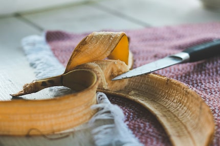 Wenn gerade kein Pflaster zur Hand ist, kann auch eine Bananenschale helfen.