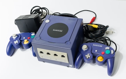 Der Gamecube (21 Millionen verkaufte Konsolen) verliert deutlich gegen die PS2 (160 Millionen) und auch den Newcomer Xbox (24 Millionen).
