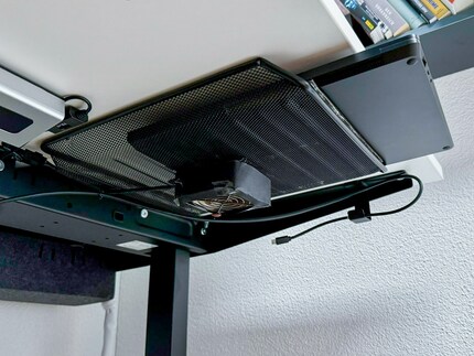 L’ordinateur portable a lui aussi droit à un petit coin frais fait maison, directement intégré au bureau.
