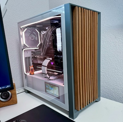 En plus d’un écran intégré, Rafael a misé pour une façade en bois sur son PC.