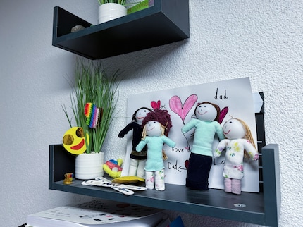 Un véritable point fort de la configuration de Rafael : les personnages multicolores. Un cadeau de Noël de sa fille.