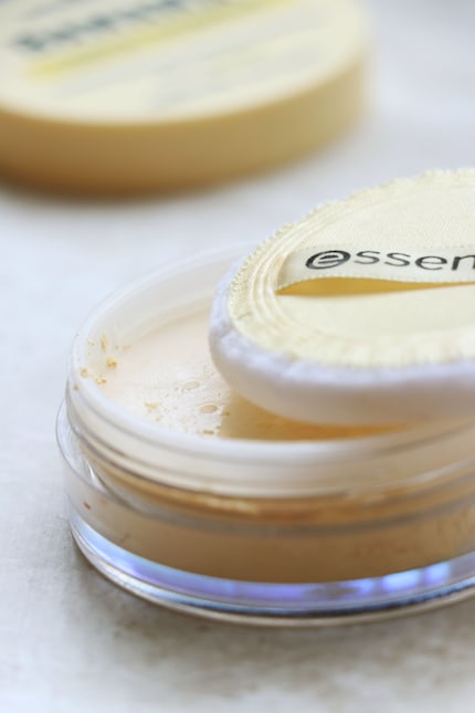 La « Banana Loose Powder » d’Essence est livrée avec un petit applicateur.