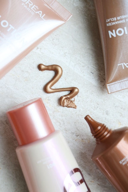 Peut également être utilisé comme bronzer sur ma peau : le « Glotion Natural Glow Enhancer » de L’Oréal dans la couleur « 904 Deep Glow ».