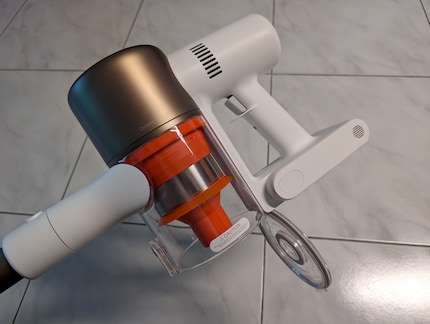 Dans le Xiaomi et le Dreame similaire, une trappe permet de vider la poussière et les déchets directs directement dans la poubelle.