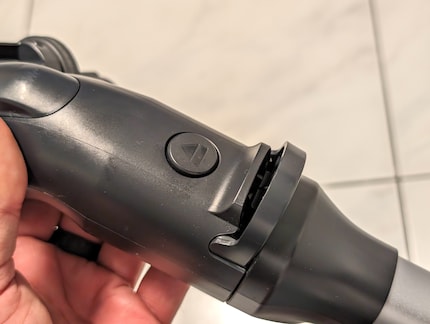 Electrolux a un levier et un bouton pour détacher les éléments les uns des autres.
