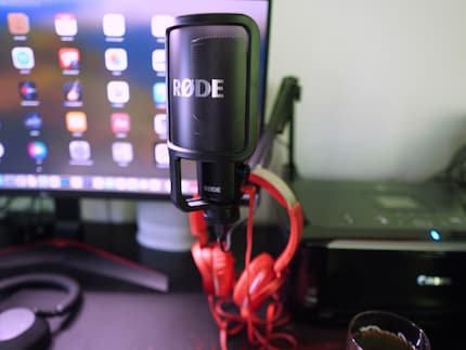 Der alte, rote Sony-Kopfhörer hängt immer griffbereit am Mikrofon-Arm.