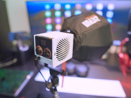 Kleine Box mit grosser Wirkung: Die Videoleuchte flutet ein ganzes Zimmer mit Licht.