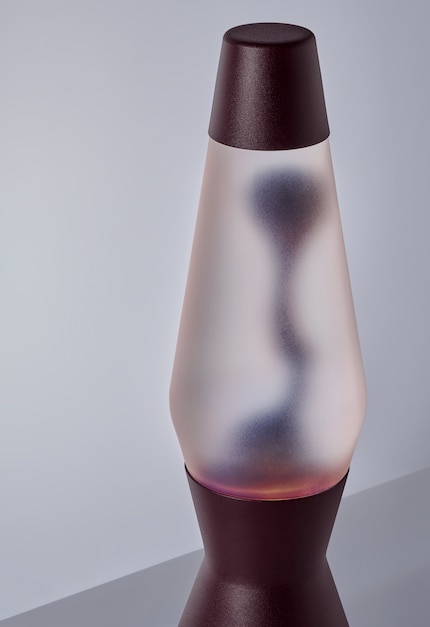 Die mattierte Flasche erzeugt ein sanftes, warmes Licht für die bordeauxrote Lava.