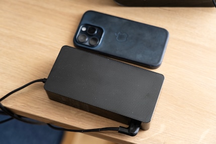 Les blocs d’alimentation externes permettent d’avoir des appareils plus légers, mais il faut leur trouver une place sur le bureau. Pour l’échelle, j’ai posé un iPhone 15 Pro à côté.