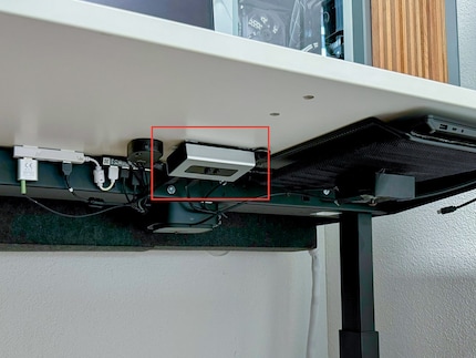 Rafael a fabriqué un commutateur pour ses câbles. Il suffit d’appuyer sur un bouton pour que les périphériques passent du PC à l’ordinateur portable.