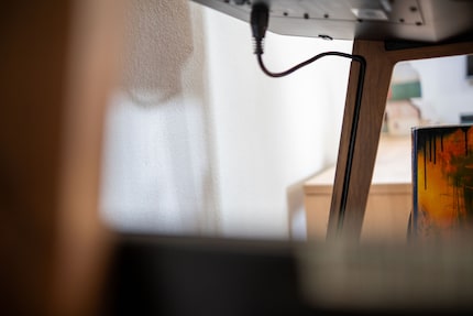 Le câble d'alimentation peut être passé à travers le pied.