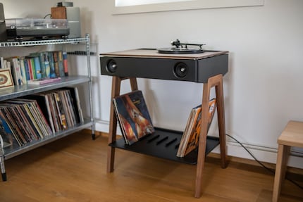 La LX Turntable est, à première vue, plus une table qu'une chaîne.