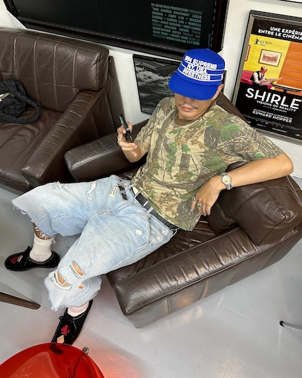 Lässig zur Denim-Bermuda mit knalligem Cap.