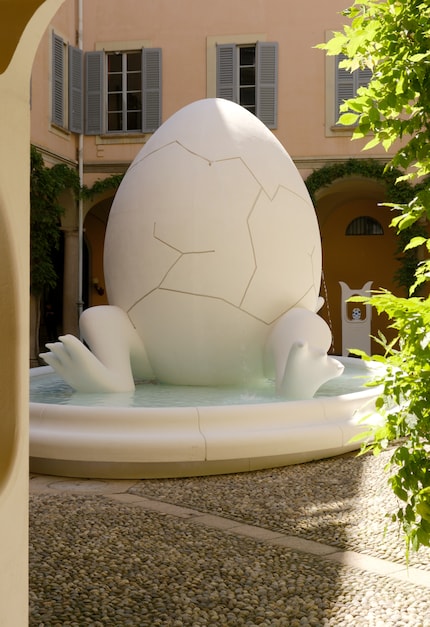 L'uovo gigante è ispirato a una leggenda che narra di un drago nel lago d'Orta.