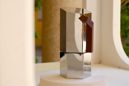 Der Kaffeekocher «Menhir» von Michael Anastassiades hat elegante Ecken und Kanten.