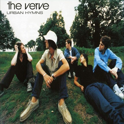 Richard Ashcroft, leader de The Verve, porte les Wallabees de Clarks sur la pochette de l’album « Urban Hymns ».