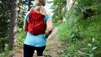 Whether almost empty or fully packed, thanks to the elasticated lacing system, the equipment stays in place and doesn't bounce up and down while running.