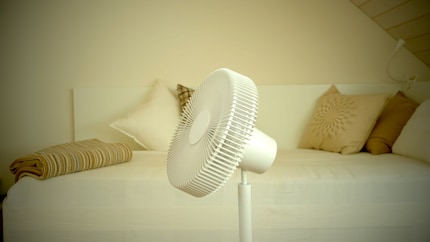 Beim Einsatz im Zimmer empfiehlt sich eine leichte Neigung nach oben.