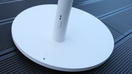 Die LED-Leiste im Standfuss dient als Ladestand-Information. Hier ist ausserdem der Anschluss für das USB-C-Kabel zum Laden versteckt.