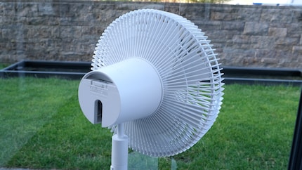 Die Fernbedienung ist in einem kleinen Fach im Kopf des Ventilators gut aufgeräumt. Und keine Sorge, ein Magnet sorgt dafür, dass sie auch dort bleibt, wenn der Kopf gekippt wird.