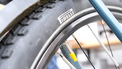 Un piccolo dettaglio: il tappo giallo Pirelli sulla valvola.