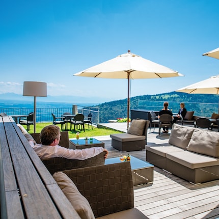 Il bar dell'hotel con terrazza è il luogo ideale per rilassarsi con un drink.