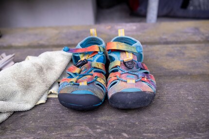 The cleaned sandal (left) looks much fresher than the uncleaned one (right).