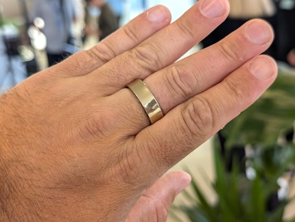 La bague peut être portée à n'importe quel doigt.