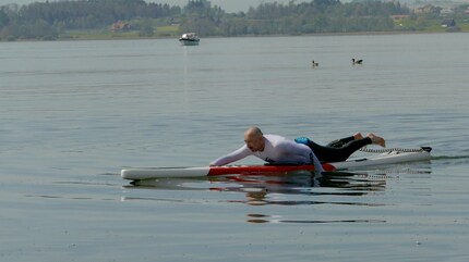 Goditi la pace e la tranquillità vicino all'acqua: con il prone paddling, puoi adottare un approccio sportivo o rilassato.
