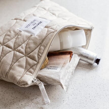 La petite trousse de toilette de Meraki est faite pour accueillir vos essentiels beauté.
