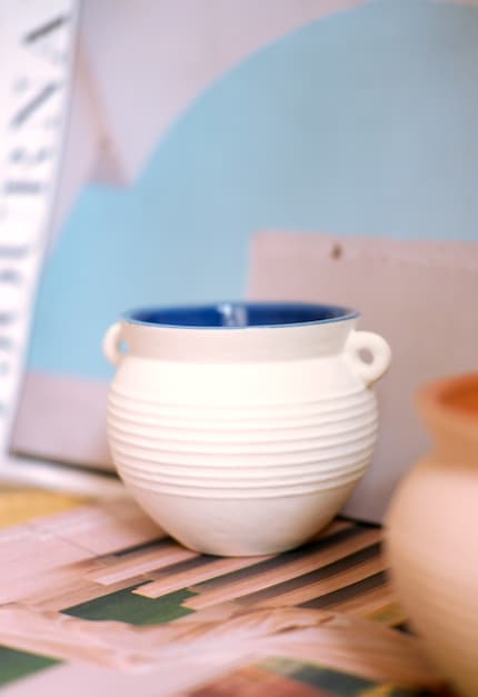 Le pot en céramique rappelle les contenants d’huile d’olive et les couleurs typiques de la Grèce. 