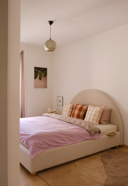 Un semplice elemento decorativo che grida estate a gran voce: «Breezyblanket» funge anche da copriletto.