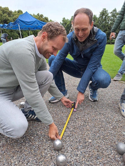 Dort, wo es eng wird, messen wir nach. Hier legen wir das Massband an.