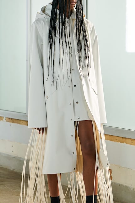 L'abbigliamento da pioggia di Rains alla Settimana della Moda di Parigi.