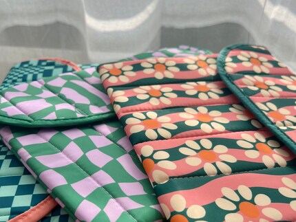 Lebendige Prints machen die Laptop-Sleeves von Kind Bag aus.