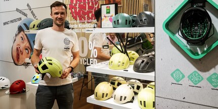 Jonathan Jacobs, International Account Manager von Lazer mit dem «Verde KinetiCore» auf der Eurobike in Frankfurt.