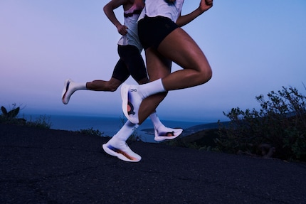 Die High-Performance-Schuhe «Cloudboom Strike LS» umschliessen den Fuss und sind dabei mit 170 Gramm sehr leicht.