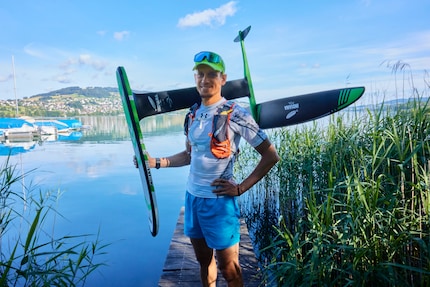 Prima dell'allenamento: Nicolas con la sua attrezzatura del marchio svizzero di sport acquatici Indiana.