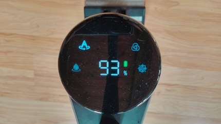 Stato della batteria e modalità: non serve altro sul display di un aspirapolvere.