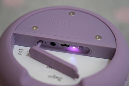 Die Unterseite der Wobie mit Kopfhörer-Anschluss, Aufladebuchse fürs USB-Kabel und Verbindungstaste. Oberhalb kannst du nach Bedarf eine Micro-SD-Karte einstecken.