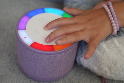 Sieben Regenbogentasten für Kinderhände: Mit der Wobie streamen Kinder Spotify-Inhalte selbst.