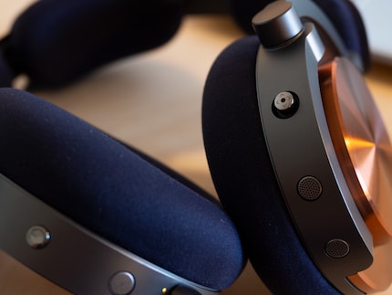 Mit dem Joystick kannst du die Musik am Kopfhörer bedienen. 
