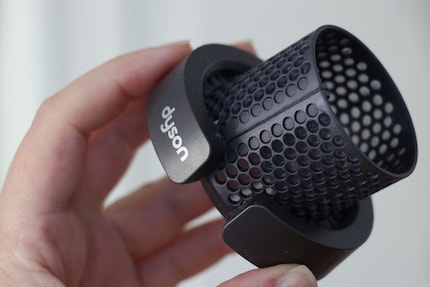 La brosse ne permet pas seulement de nettoyer le couvercle du filtre…