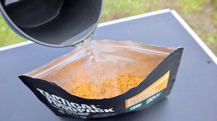 Con l'acqua calda, il contenuto liofilizzato si trasforma in un pasto.