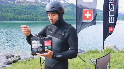 Spuntino dopo l'allenamento: Michael Näf, atleta di foiling, durante una prova di palato spontanea.