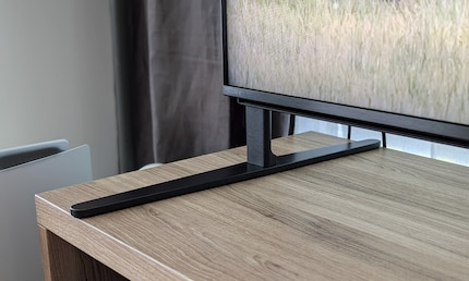 Malin : les pieds du Bravia 9 peuvent être montés de manière à laisser assez de place pour une barre de son. 