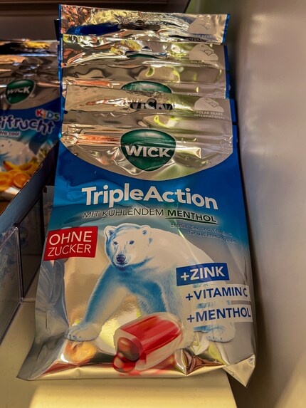 Ich kenne die Hustenhelfer unter dem Label Wick.