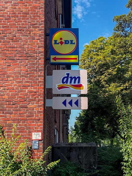 In Hamburg gesellen sich Discounter und Drogerie oft zusammen – wie hier der Lidl und der DM. Sie teilen sich einen Parkplatz, aber nicht die Ladenfläche.