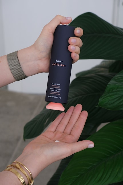 To dispense, simply press the funnel-shaped precision applicator against the palm of your hand.
